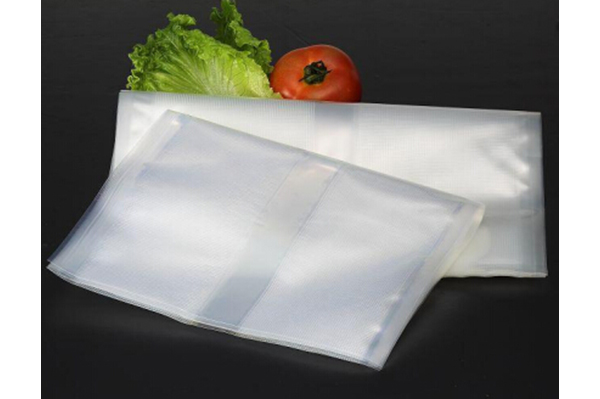 保鲜袋厂家所生产的pe保鲜袋能够做到密封性能好故而放置的食物都不易溅出
