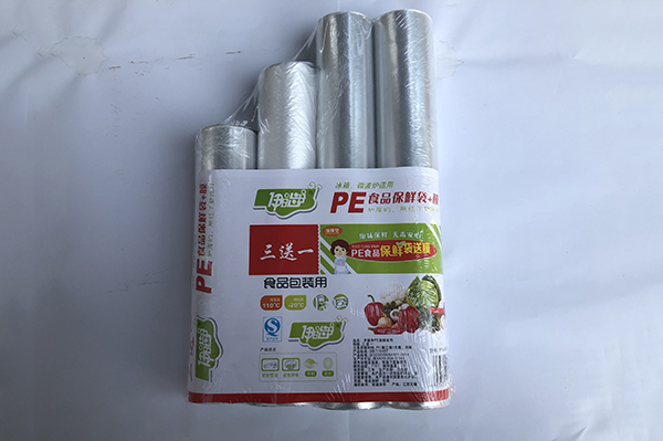 选择食品级PE保鲜袋时需要注意产品的认证材料的质量密封性能适应性以及储存和使用建议